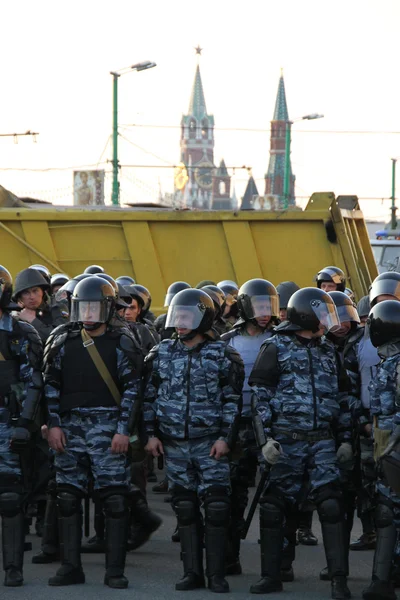 Unknown policemen against the Kremlin on shares of Russian opposition for fair elections — Stock Photo, Image