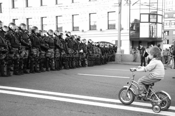 Nieznany chłopiec na rowerze przed formacji policji, na akcje sprzeciwu Rosji dla uczciwych wyborów, 6 maja 2012, bolotnaya kwadratowych, Moskwa, Federacja Rosyjska — Zdjęcie stockowe