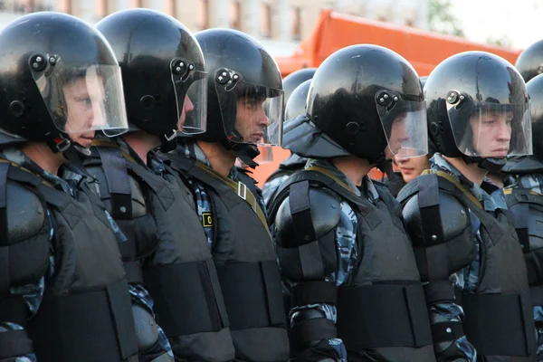 Unknown policemen against the Kremlin on shares of Russian opposition for fair elections, may 6, 2012, Bolotnaya square, Moscow, Russia — Stock Photo, Image