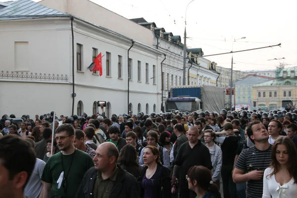 Die Polizei drängt die Demonstranten der Opposition, auf Aktien der russischen Opposition für faire Wahlen, 6. Mai 2012, Moskau, Russland — Stockfoto