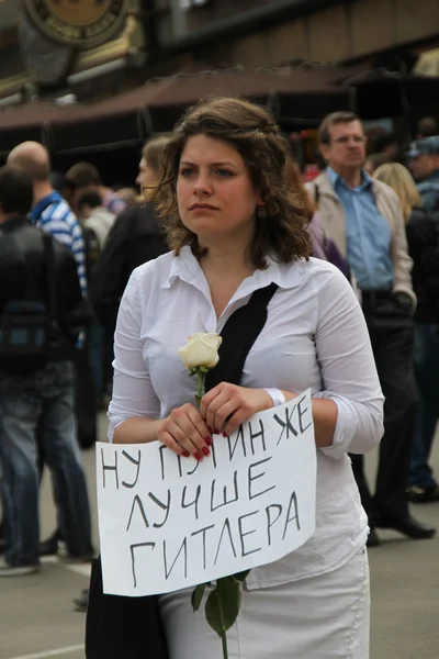 Poster "Putin better Hitler" in the hands of an unknown oppositionist — Stock Photo, Image