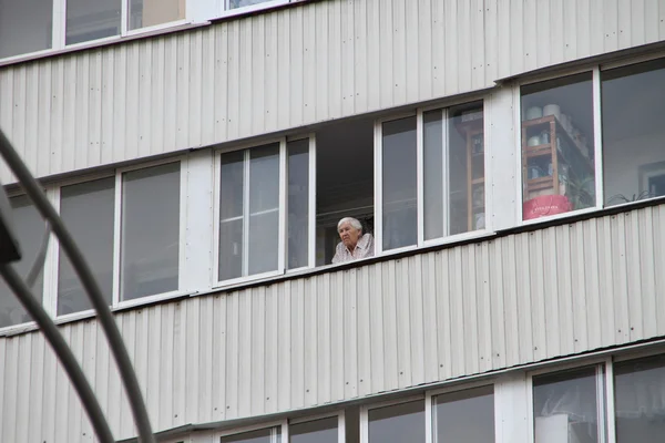 Rosyjski babcia obserwując wiecu opozycji — Zdjęcie stockowe