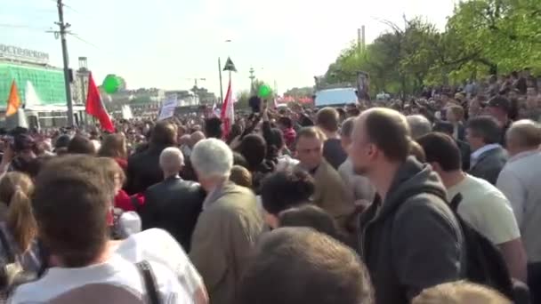 Oppositionists jsou prolomení linie policie — Stock video