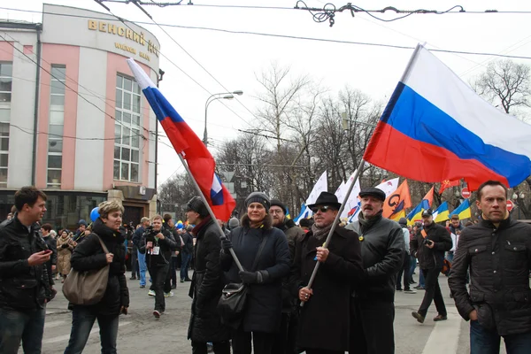 Andrey Makarevich and Irina Prokhorova on the peace March — Stock Photo, Image