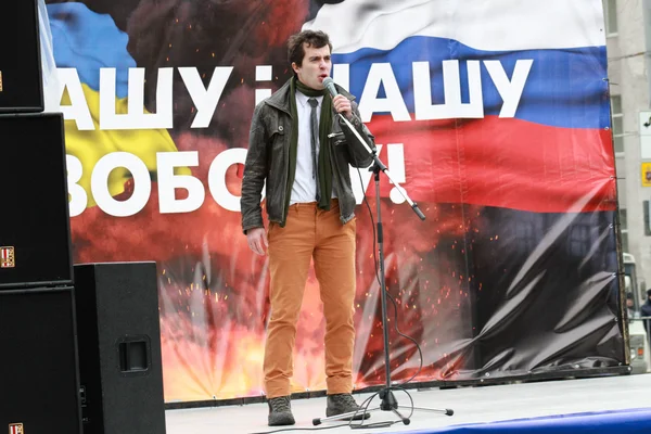 Roman Dobrokhotov sur la marche pour la paix en soutien à l'Ukraine — Photo