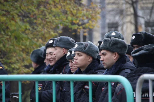 Neidentifikovaný policie na pochod na podporu politických vězňů — Stock fotografie