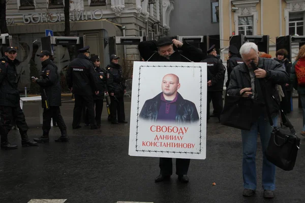 Ilya Konstantinov puts a poster in support of the arrested son of Daniel Konstantinov — Stock Photo, Image