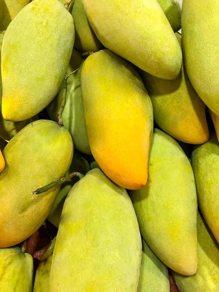 Zdjęcie Tropikalnych Owoców Mango Ladzie Supermarketu — Zdjęcie stockowe