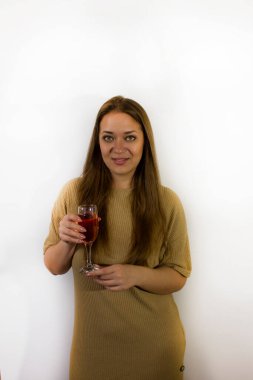 Bir kadeh şampanya ile genç güzel kadın