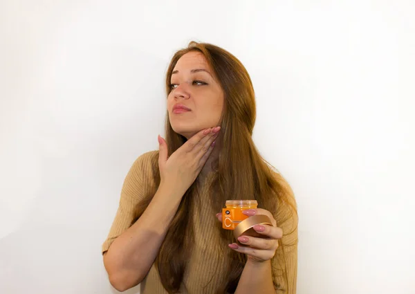 Junge Schöne Frau Verwendet Gesichtscreme — Stockfoto