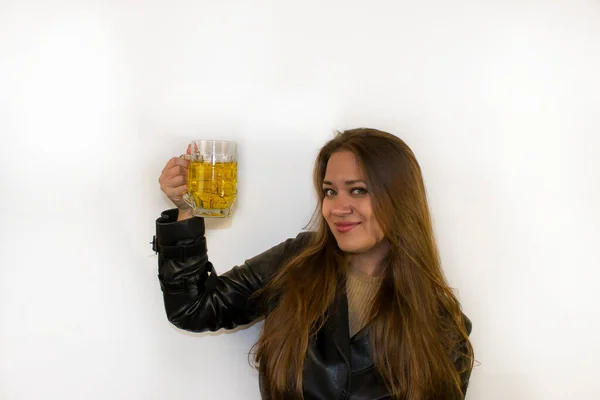 Молодая Красивая Женщина Кружкой Пива — стоковое фото