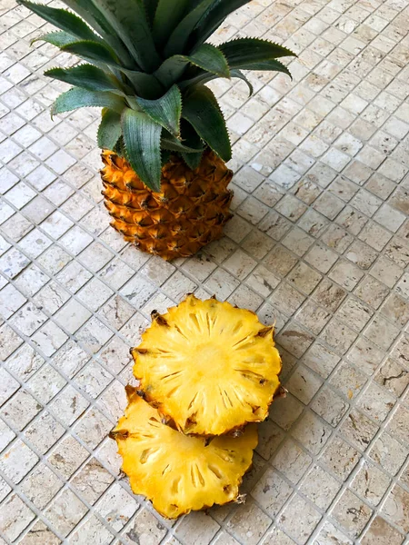 Foto Ananas Auf Weißem Hintergrund Isolieren Schneiden — Stockfoto
