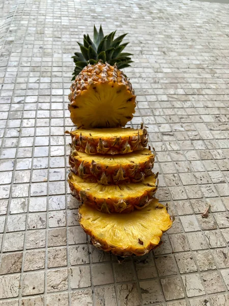 Foto Ananas Auf Weißem Hintergrund Isolieren Schneiden — Stockfoto