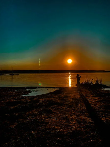 Silhouette Una Giovane Ragazza Tramonto Sullo Sfondo Del Fiume Con — Foto Stock