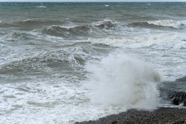 Буря Черном Море Волны Разбивающиеся Берег Коричневая Вода — стоковое фото