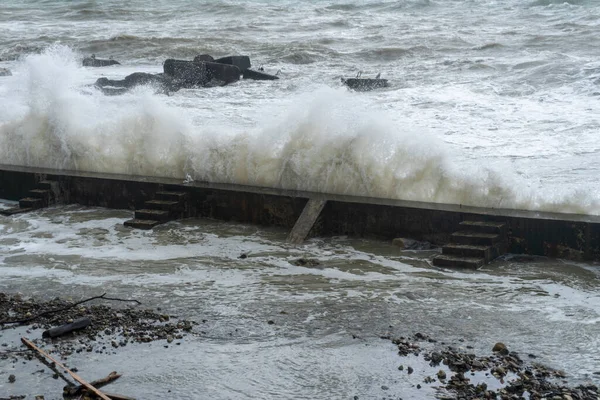 Storm Det Svarta Havet Vågor Som Kraschar Stranden Brunt Vatten — Stockfoto