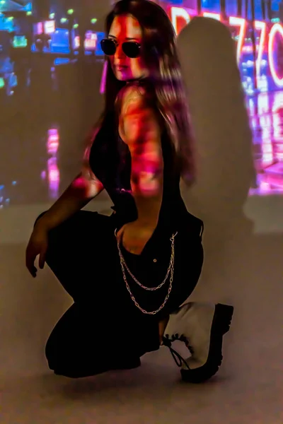 Silhuett Ung Vacker Kvinna Bakgrunden Neon Projektor Inskriptioner Något Suddig — Stockfoto