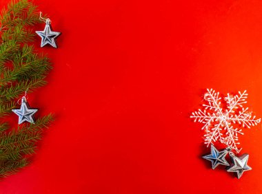 Yılbaşı ve yeni yıl dairesi kırmızı arkaplanda kopyalama alanı ile yatıyordu