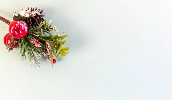 Noel ve yeni yıl dairesi fotokopi alanı ve yeni yıl oyuncağıyla yatıyordu.