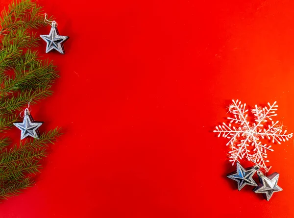 クリスマスと新年のフラットは赤い背景にコピースペースとレイアウト — ストック写真