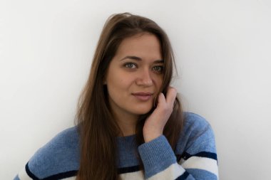 Gülümseyen güzel bir kadının portresi.