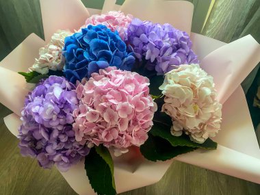 Çiçek buketi ortanca çok renkli