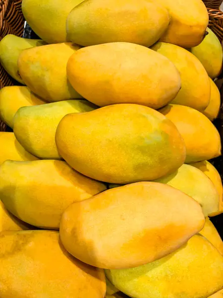 Foto Fruta Mango Tropical Mostrador Del Supermercado —  Fotos de Stock