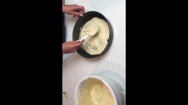 Bir kadının ev yapımı pastayı nasıl hazırladığını gösteren bir video.