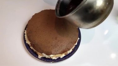 Bir kadının ev yapımı pastayı nasıl hazırladığını gösteren bir video.