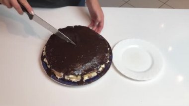 Bir kadının ev yapımı pastayı nasıl hazırladığını gösteren bir video.