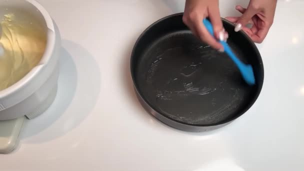 视频中一个女人是如何准备自制蛋糕的 — 图库视频影像