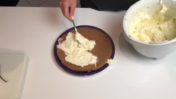 ビデオ女性が自家製ケーキを作る方法 — ストック動画