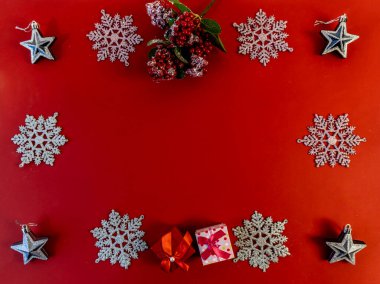 Yılbaşı ve yeni yıl dairesi kırmızı arkaplanda kopyalama alanı ile yatıyordu