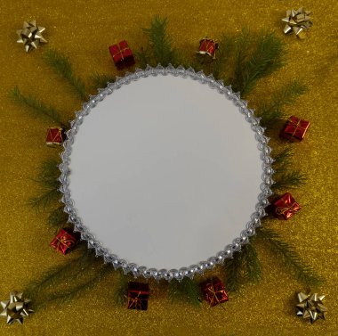 Yılbaşı ve yeni yıl dairesi fotokopi alanı ve altın bir arka planda yeni yıl oyuncağıyla yatıyordu.