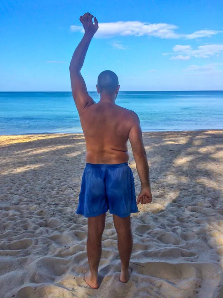 Hombre Practicar Deportes Hace Ejercicios Orilla Del Mar — Foto de Stock