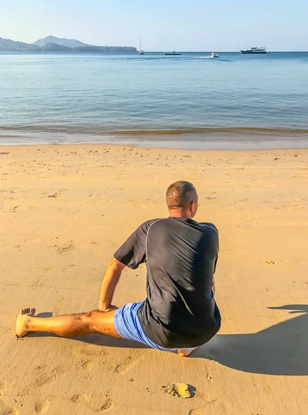 Hombre Practicar Deportes Hace Ejercicios Orilla Del Mar — Foto de Stock