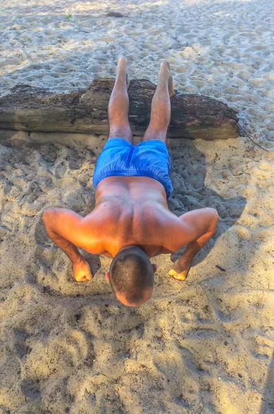 Homem Entra Para Esportes Faz Exercícios Praia — Fotografia de Stock