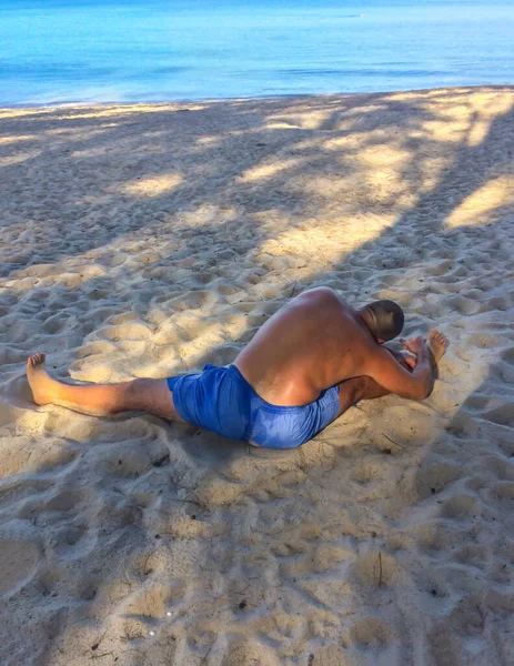Homem Entra Para Esportes Faz Exercícios Praia — Fotografia de Stock