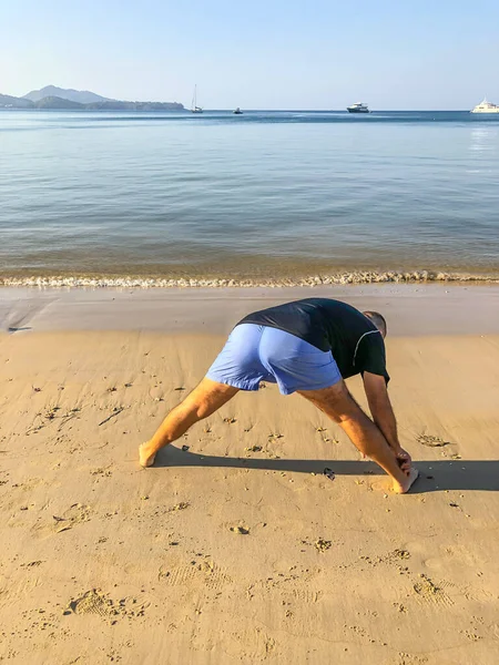 Een Man Gaat Sporten Doet Oefeningen Aan Kust — Stockfoto