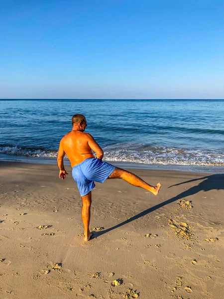 Man Goes Sports Does Exercises Seashore — Stock Photo, Image