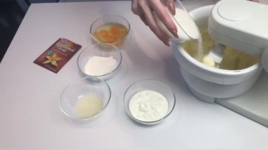 Mutfakta ev yapımı cheesecake yapan kadın.