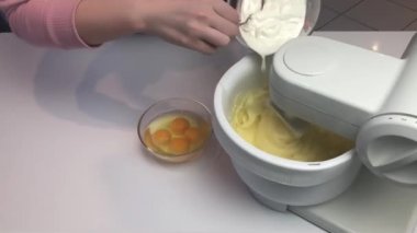 Mutfakta ev yapımı cheesecake yapan kadın.