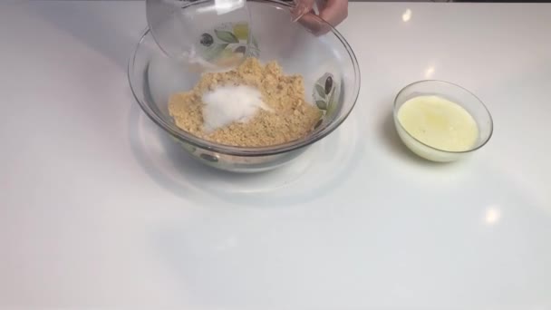 Kvinna Matlagning Hemma Köket Hemlagad Cheesecake — Stockvideo