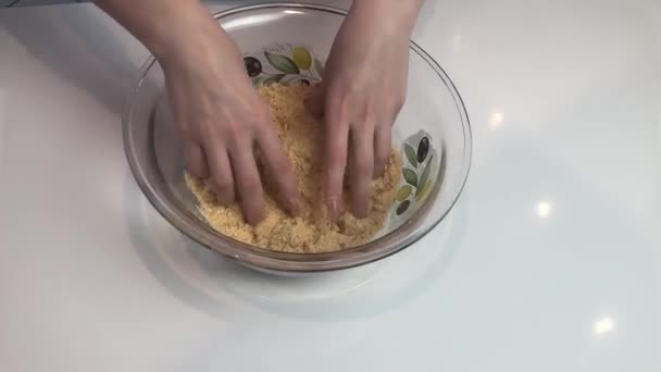家庭で家庭料理をする女性は自家製チーズケーキ — ストック動画