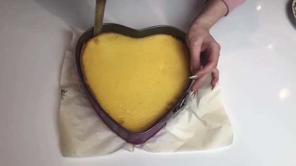 Frau Kocht Hause Der Küche Hausgemachten Käsekuchen — Stockvideo