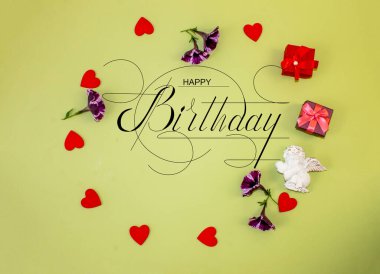 Kartpostal, internet afişi, doğum günü tebrikleriyle dolu düz uzanma, ve yazıt- mutlu yıllar