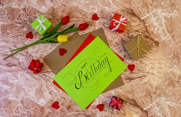 Kartpostal, internet afişi, doğum günü tebrikleriyle dolu düz uzanma, ve yazıt- mutlu yıllar