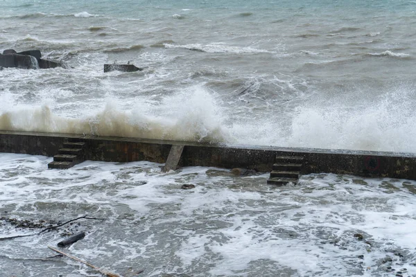 Tempête Sur Mer Noire Vagues Écrasant Sur Rivage Eau Brune — Photo