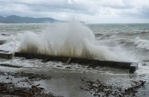 Tempête Sur Mer Noire Vagues Écrasant Sur Rivage Eau Brune — Photo