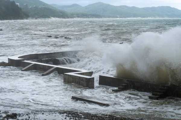 Tempête Sur Mer Noire Vagues Écrasant Sur Rivage Eau Brune — Photo